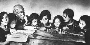 Girls' kheyder (photograph by Alter Kacyzne)